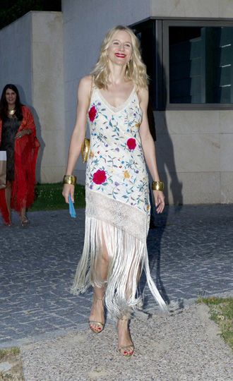 vestido con manton de manila tirantes de frente