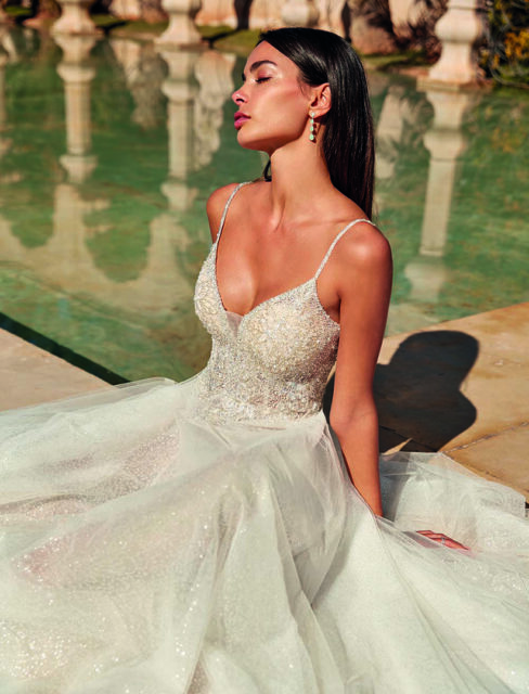 Vestido de novia con escote pico