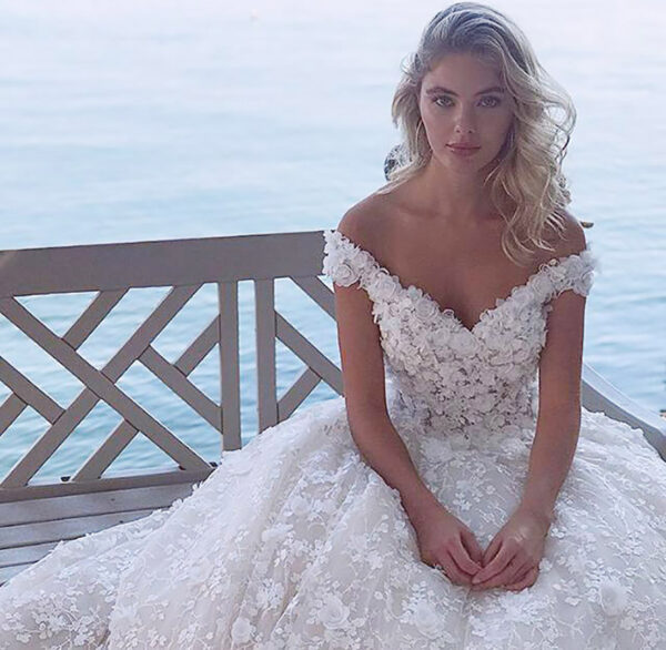 Vestido de novia con escote pico y hombros descubiertos
